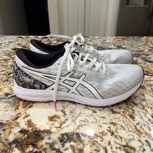 ASICS 1011A980 Gel DS trainer size 9 men -women 10.5 Tulip